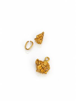 une paire de boucles d'oreilles en or et une boucle d'oreille en or sur fond blanc