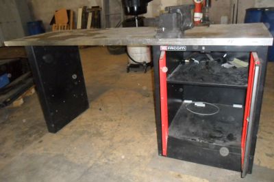 un établi dans un garage avec des outils dessus