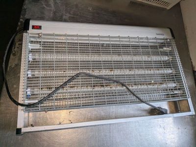 un radiateur posé par terre à côté d'un autre radiateur