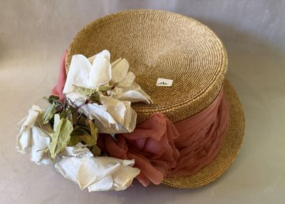 un chapeau de paille orné d'une fleur
