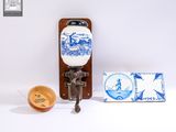 une assiette bleue et blanche et une assiette bleue et blanche posées sur un support en bois