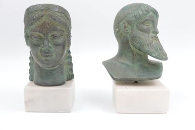 paire de bustes anciens en bronze représentant une femme et un homme, posés sur des socles en marbre