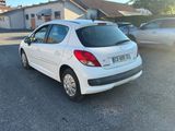 l'arrière d'une voiture blanche garée sur un parking