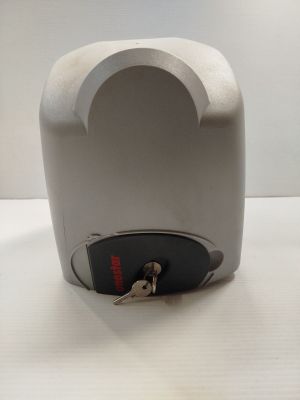 une petite clé au milieu d'un porte-clés
