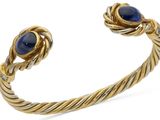 un gros plan d'un bracelet orné de deux pierres bleues