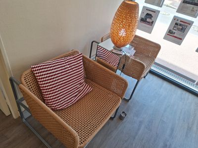 deux chaises et une table dans une pièce où se trouve une lampe