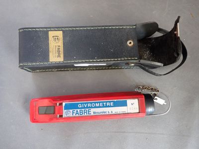 un briquet et un porte-clés posés sur une table