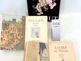 plusieurs livres sont posés sur une table recouverte d'une nappe blanche