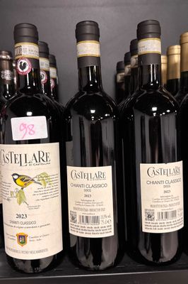 des bouteilles de vin sont alignées sur une étagère dans un magasin