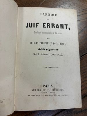 un livre ouvert posé sur une table en bois, à côté d'une tasse de café