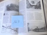 un livre ouvert sur lequel figure l'image d'un train