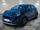 Une Ford Kadgo bleue est garée sur un sol à damier