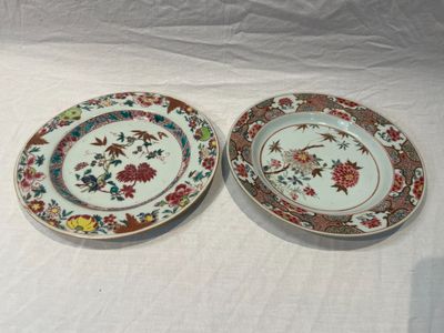 deux assiettes à motifs floraux posées sur une table