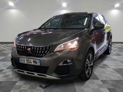 la voiture grise est garée dans une grande pièce au sol en damier