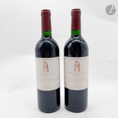 deux bouteilles de vin posées l'une à côté de l'autre sur une table