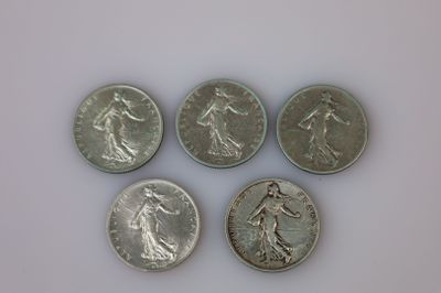quatre types de pièces différents sont présentés sur une surface blanche