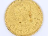 une vieille pièce d'or sur une surface blanche avec un fond blanc