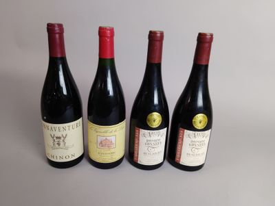 quatre bouteilles de vin sont alignées sur une table