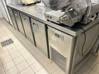 1 tour réfrigéré en inox à 4 portes 250x85 cm (vide)