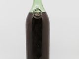 une image d'une bouteille de vin sur fond blanc