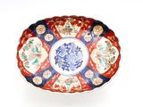 un bol rouge, blanc et bleu posé sur un fond blanc