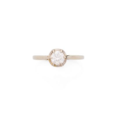 une bague en diamant blanc sur fond blanc