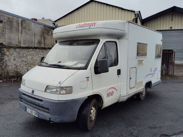 Véhicule type camping-car CS-560-QM, de marque Challenger modèle ...