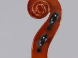 a close up of a violin ' s bow with the back end of it