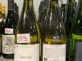 plusieurs bouteilles de vin sont alignées sur un comptoir