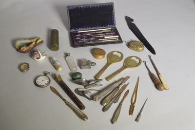 un grand nombre d'outils posés sur une table