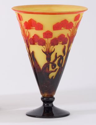 deux vases ornés de motifs représentant des animaux, posés sur une table