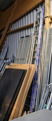Il y a beaucoup de types différents de métal et de bois dans cette pièce