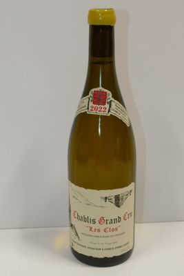 une bouteille de vin posée sur une table