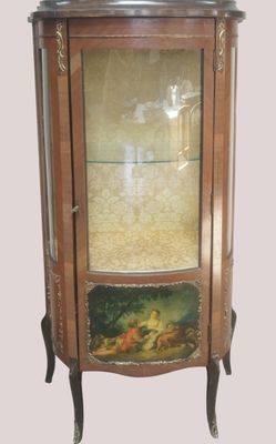 une photo d'une armoire d'angle sur laquelle est accroché un tableau