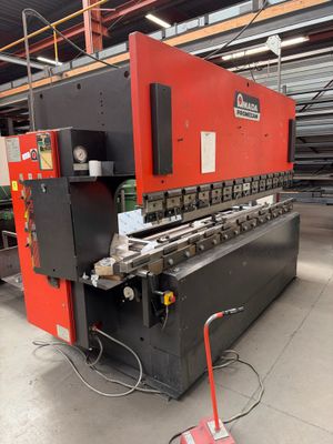 une machine rouge et noire dans un entrepôt au sol rouge