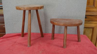 deux tabourets en bois posés sur une nappe rouge