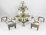 quatre meubles en laiton, dont un lustre, deux bancs et une table