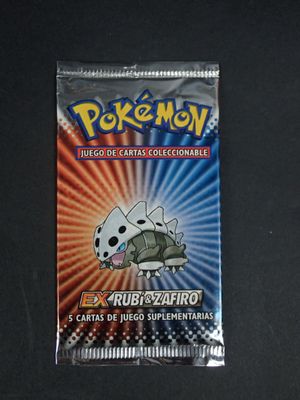 une photo d'un paquet de cartes Pokémon posé sur une table