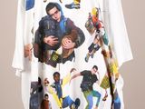 un t-shirt blanc avec l'image d'un groupe de personnes dessus