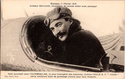 une vieille photo d'un homme assis dans le cockpit d'un avion