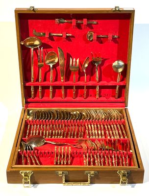 un coffret en bois contenant de l'argenterie sur une surface blanche