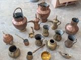 de nombreux types de casseroles et poêles en cuivre éparpillés par terre