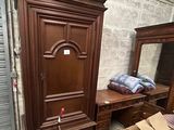 image d'une armoire en bois dans une pièce