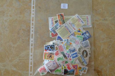 une photo d'un sachet de timbres posé sur un sol carrelé