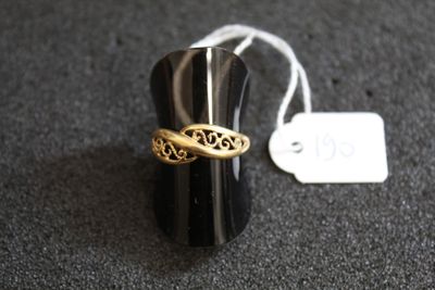 une bague posée sur une bague noire