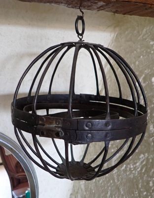 une boule métallique suspendue au plafond d'une pièce