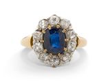 une bague à grappes de saphirs et de diamants