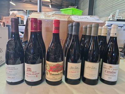 plusieurs bouteilles de vin sont alignées sur une table