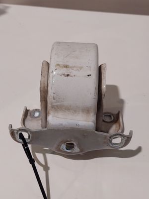a small pulley attached to a white table