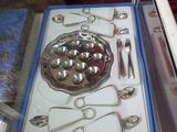 une vitrine dans laquelle sont exposés des couverts en argent